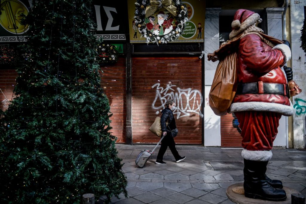 Στη δίνη του κορωνοϊού η χώρα – «Καμπανάκι» των ειδικών ενόψει Χριστουγέννων – Φόβοι και για 5ο κύμα