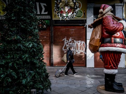 Στη δίνη του κορωνοϊού η χώρα – «Καμπανάκι» των ειδικών ενόψει Χριστουγέννων – Φόβοι και για 5ο κύμα