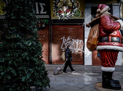 Κορωνοϊός – Ραγδαία αύξηση σε ενεργά κρούσματα και νοσηλείες – Νέα μέτρα στο τραπέζι για να «σωθούν» τα Χριστούγεννα (vids)
