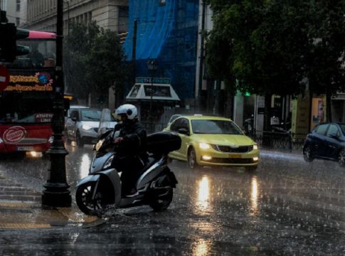Διακοπή της κυκλοφορίας οχημάτων στην Ποσειδώνος λόγω της βροχόπτωσης