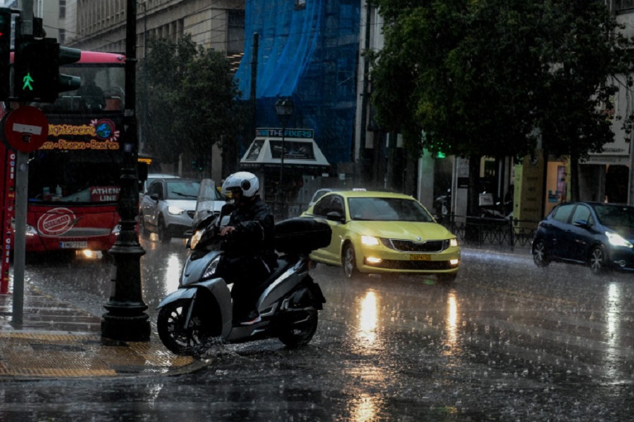 Καιρός: Κατεβάστε πάλι χειμωνιάτικα – Έρχεται μεγάλη πτώση θερμοκρασίας με βροχές και καταιγίδες