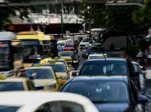 Αυτές είναι οι αλλαγές που θα επιφέρει ο κλιματικός νόμος – Τι θα ισχύει για ΙΧ και κτίρια