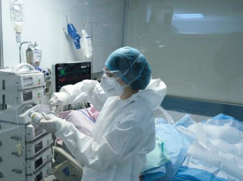 Αποσωληνώθηκε η 42χρονη έγκυος νοσηλεύτρια στη Λάρισα