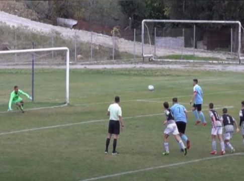 Ο τερματοφύλακας της Κ16 του ΠΑΟΚ έπιασε… ξαπλωμένος πέναλτι «α λα Πανένκα» (vid)