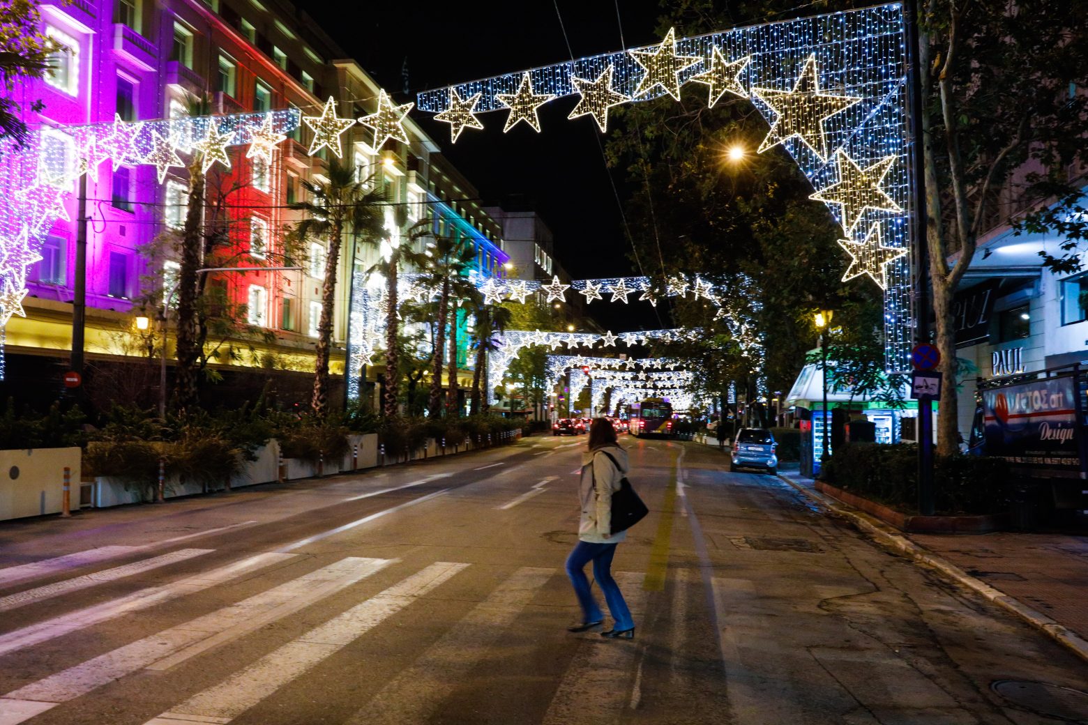 Απειλεί τα Χριστούγεννα η παραλλαγή Όμικρον – Το «καλό» και το «κακό» σενάριο που «βλέπουν» οι επιστήμονες