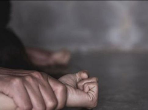 Αυτός είναι ο προπονητής τένις που κατηγορείται για αποπλάνηση ανηλίκων – Στη δημοσιότητα τα στοιχεία του