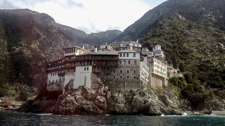 Φλέγεται το Άγιο Όρος – Πάνω από 40 μοναχοί νοσούν – Μένουν κλεισμένοι στα κελιά τους