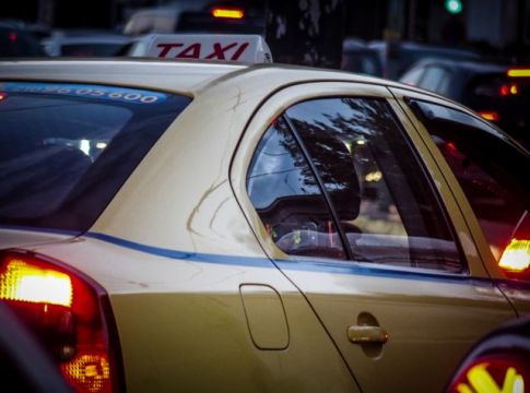 Καβγάς σε ταξί για τη μάσκα – Οδηγός και πελάτης «πιάστηκαν» στα χέρια