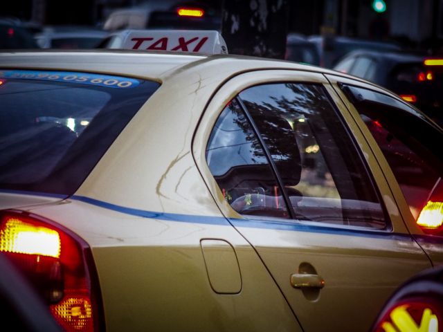 Καβγάς σε ταξί για τη μάσκα – Οδηγός και πελάτης «πιάστηκαν» στα χέρια