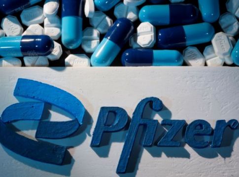Σε συνομιλίες με 90 χώρες η Pfizer για το χάπι κατά του κορωνοϊού – Η τιμή, η παραγωγή και η διάρκεια θεραπείας
