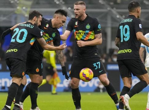 Ίντερ – Νάπολι – Ο Ζιελίνσκι άνοιξε το σκορ για τους φιλοξενούμενους, απάντησε με πέναλτι ο Τσαλχάνογλου (vid)