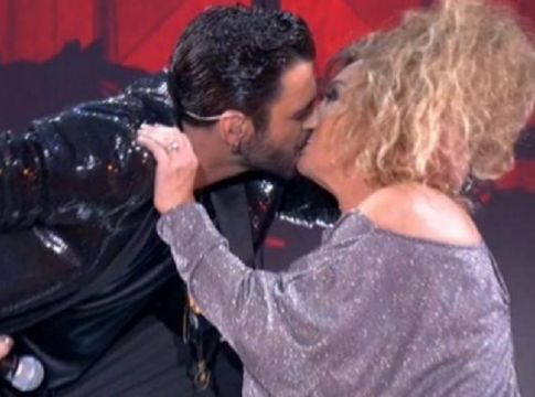 J2US – Ο Μαρίνος Κόνσολος «πάγωσε» την Ελένη Δήμου με καυτό φιλί στο στόμα (vid)