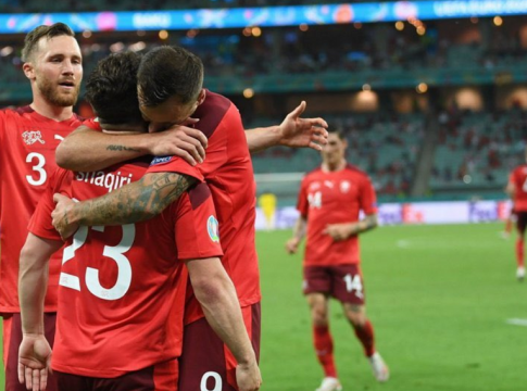 Στο Κατάρ η Ελβετία (4-0), στα μπαράζ η πρωταθλήτρια Ευρώπης (0-0, vids)