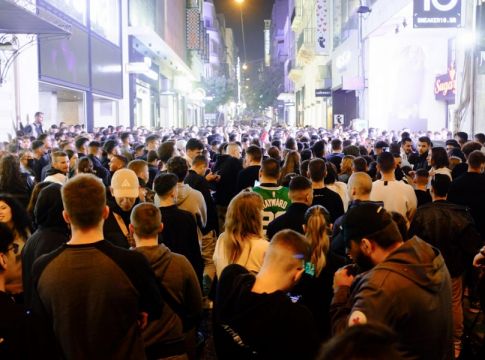 Κορωνοϊός – 40.000 κρούσματα σε έξι μέρες – Να μην χρειαστεί να επιλέγουμε ασθενείς, λένε οι γιατροί