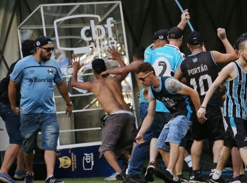 Οπαδοί της Γκρέμιο έκαναν «ντου» στο γήπεδο και διέλυσαν την οθόνη του VAR (pics, vid)