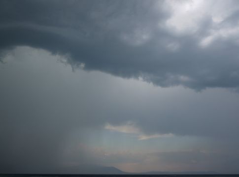 Καιρός – Βροχές, καταιγίδες και χιόνια την Τρίτη – Άνεμοι έως 9 μποφόρ