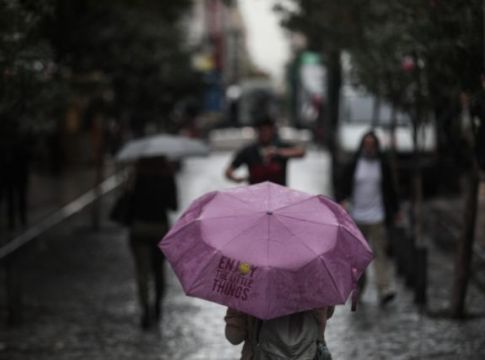 Προσοχή: Βροχές και καταιγίδες έως και την Κυριακή – Πού θα υπάρχουν έντονα φαινόμενα