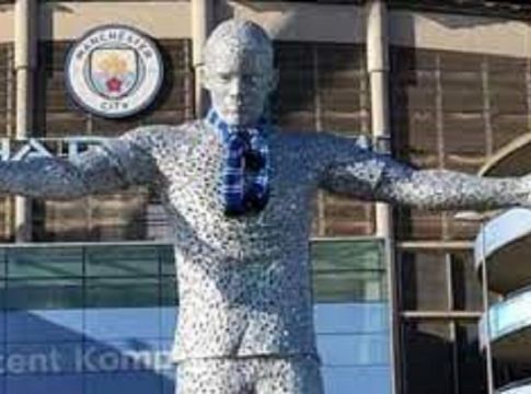 Απίστευτο – Οπαδοί της Μπριζ ούρησαν το άγαλμα του Κομπανί στο «Έτιχαντ» (pic)