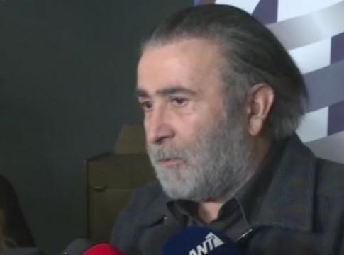 Έξαλλος ο Λαζόπουλος με τον Μουτσινά!