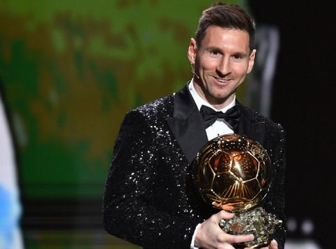 Έπος – Έβαλαν χρυσές κατσίκες μπροστά από τον πύργο του Άιφελ για τον Μέσι (pic)