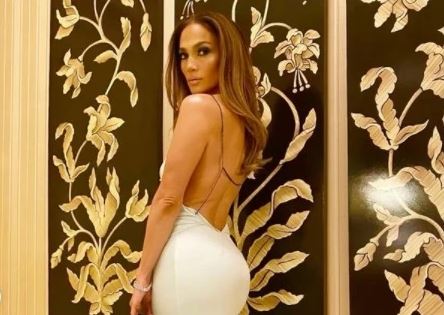 Βάζει κάτω 20άρες – Η Jennifer Lopez με εξώπλατο, σέξι φόρεμα (pics)