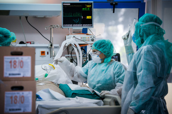 Κορωνοϊός – Εικόνες «πολέμου» στα νοσοκομεία – Στα όριά τους οι υγειονομικοί