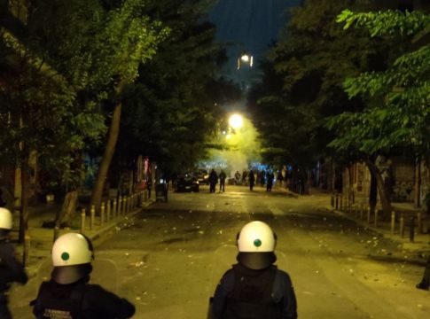 Πολυτεχνείο – Επεισόδια στα Εξάρχεια μετά την πορεία – Πετροπόλεμος και έφοδος των ΜΑΤ στην πλατεία