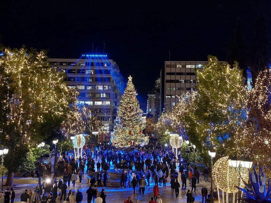 Σύνταγμα – Φωταγωγήθηκε το δέντρο χωρίς εορτασμούς λόγω κορωνοϊού