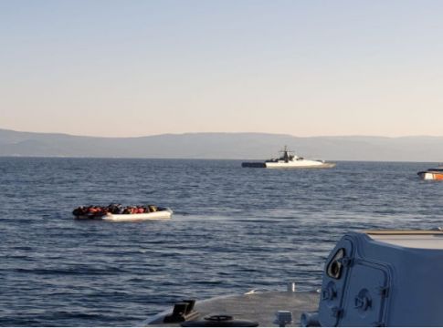 «Συναγερμός» στο Αιγαίο – Η τουρκική ακτοφυλακή κατευθύνει λέμβο με πρόσφυγες στα ελληνικά χωρικά ύδατα (vid)