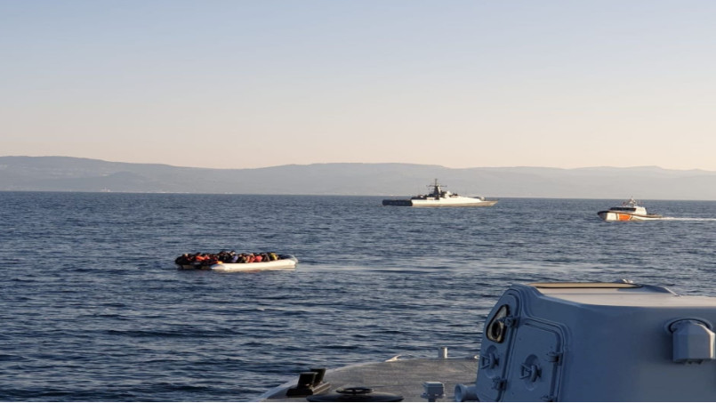 «Συναγερμός» στο Αιγαίο – Η τουρκική ακτοφυλακή κατευθύνει λέμβο με πρόσφυγες στα ελληνικά χωρικά ύδατα (vid)