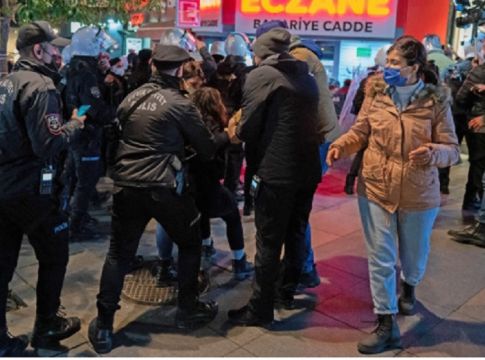 Κ. Φίλης – Δύσκολο να αποφύγει τις πρόωρες εκλογές ο Ερντογάν