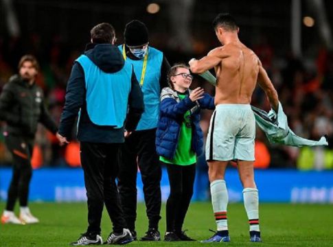 Πατέρας πλήρωσε ακριβά την εισβολή της κορούλας του στο γήπεδο ελέω Ρονάλντο