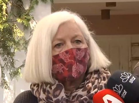 Σοκάρει η σύζυγος του μεγαλογιατρού – «Η εικαστικός είχε βάλει το πιστόλι στο κεφάλι της κόρης της»
