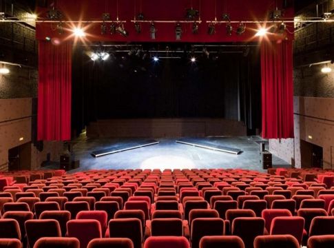 Σοκαριστική αποκάλυψη: Διάσημος πρωταγωνιστής έβγαλε το μόριο του και το ακούμπησε στα χέρια ηθοποιού