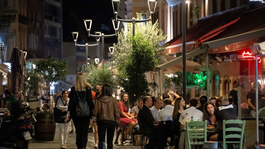 Θεσσαλονίκη – Ουρές στα φαρμακεία για rapid test πριν τη νυχτερινή έξοδο
