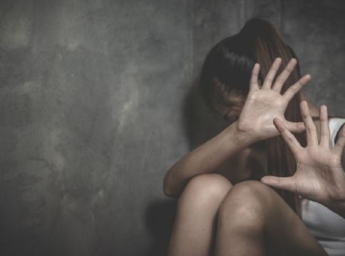 Στον ανακριτή η μητέρα και δύο από τους βιαστές της 12χρονης – Υπάρχουν κι’ άλλα παιδιά στο κύκλωμα; – Στο «κάδρο» και ζευγάρι που εμπλέκεται