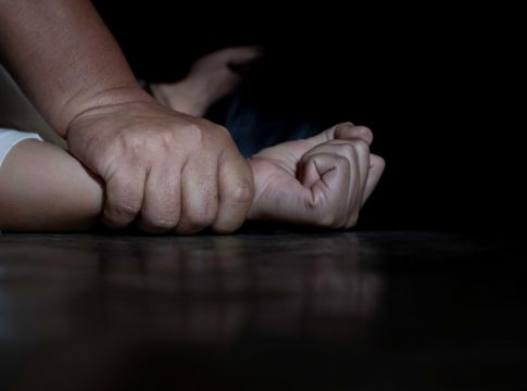 Βύρωνας – Καταγγελία για απόπειρα βιασμού μετά από γνωριμία στο Facebook