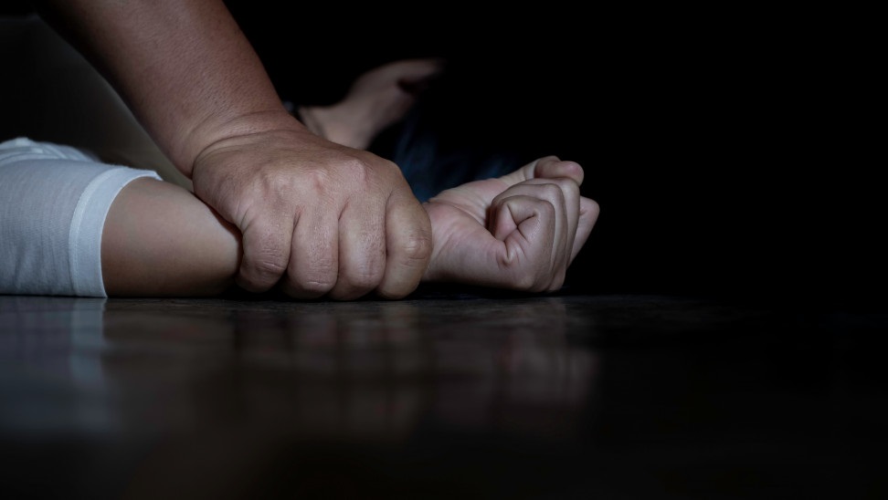 Βύρωνας – Καταγγελία για απόπειρα βιασμού μετά από γνωριμία στο Facebook