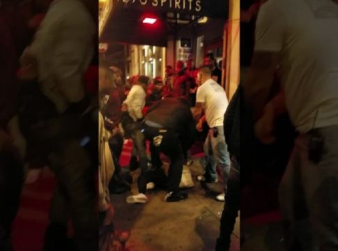 «Κλωτσομπουνίδια» μεταξύ θαμώνων σε νυχτερινό κέντρο της Πάτρας – Προσαγωγές από την ΕΛΑΣ
