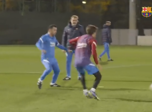 Δεν ξεχνιέται το «τόπι» – Ο Τσάβι δείχνει στους παίκτες της Μπαρτσελόνα πως… γίνεται (vid)