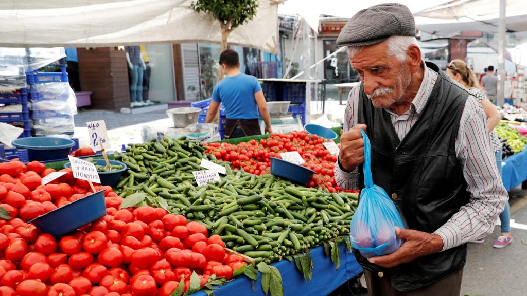 Βυθίζονται στην οικονομική κρίση τα εκλογικά ποσοστά του Ερντογάν