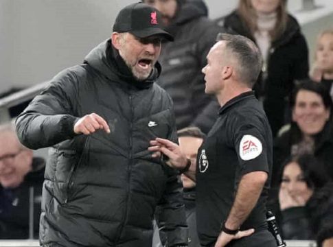 Έξαλλος ο Κλοπ στον διαιτητή – «Δεν έχεις παίξει ποδόσφαιρο στη ζωή σου» (pic)