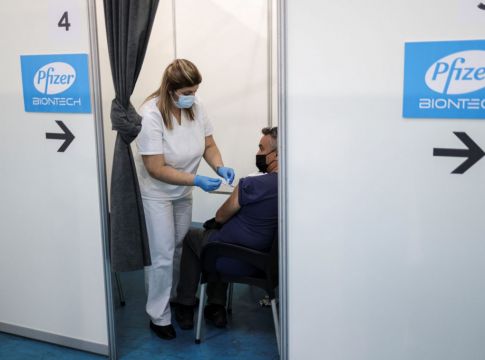 Στα 22 έφτασαν τα κρούσματα της μετάλλαξης Όμικρον στην Βρετανία