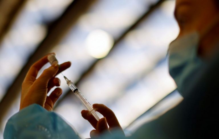 Όμικρον – Τα εμβόλια μάλλον προστατεύουν από σοβαρή νόσο, λέει η επικεφαλής επιστήμονας του ΠΟΥ | to10.gr