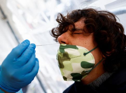 Όμικρον – Η νέα παραλλαγή είναι ακίνδυνο κρυολόγημα, ισχυρίζεται ισραηλινός γιατρός
