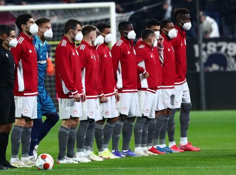 ΕΠΟΣ – Ο Ρόνι Λόπες ξεχάστηκε και μπήκε στο γήπεδο με τα «κινητά» του! #NOT (Vid)