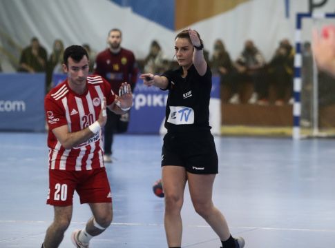Έξαλλοι με τη διαιτησία του ντέρμπι στον Ολυμπιακό