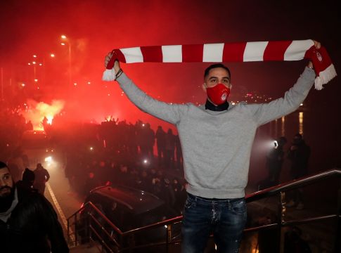 «Τρελάθηκε» ο κόσμος του Ολυμπιακού με την κίνηση Μαρινάκη να φέρει Μανωλά (pics)