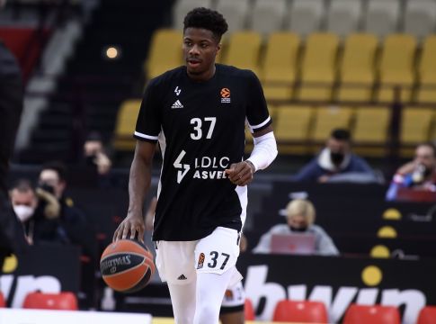 Τρομερό κάρφωμα του Αντετοκούνμπο – Χειροκρότησε και το ΣΕΦ (vids)