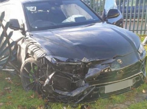 Από θαύμα δεν είχαμε θύματα – Παίκτης της Άστον Βίλα μπήκε με την Λαμποργκίνι του σε σχολείο (pic)